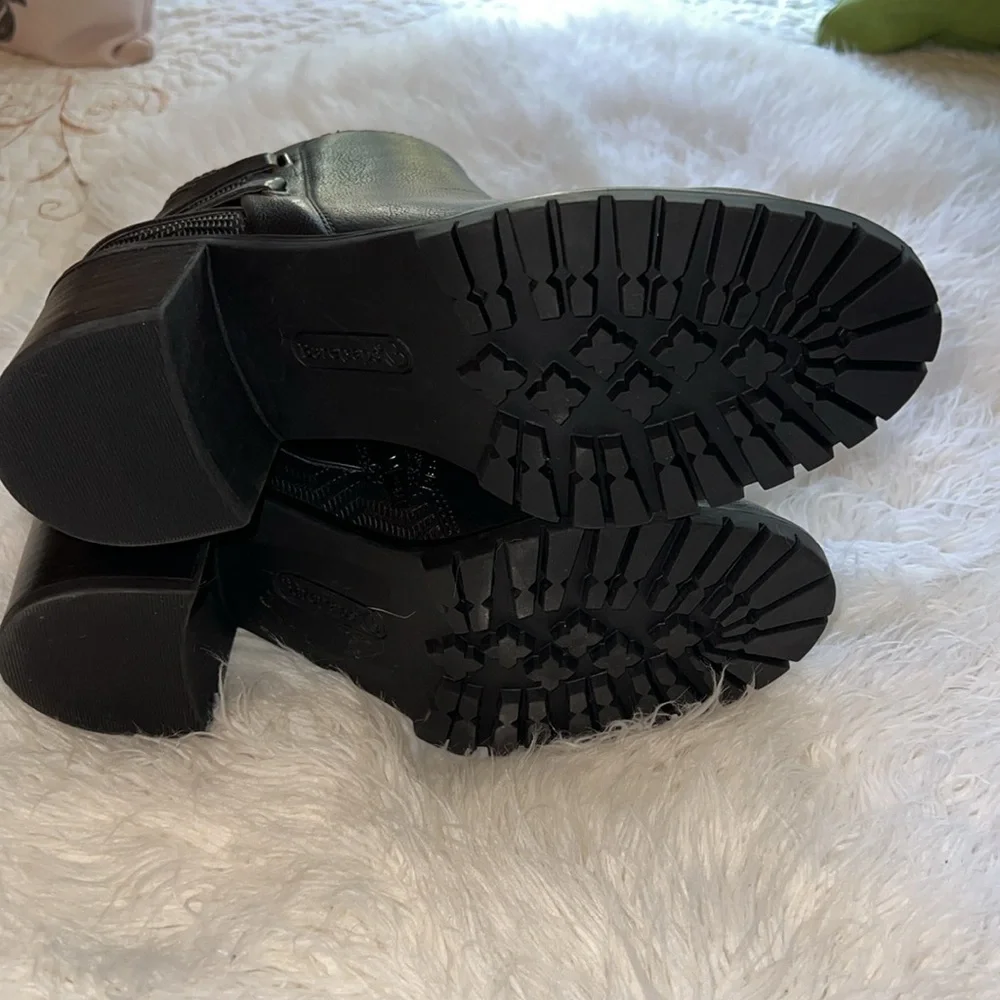 NWOB Baretraps Hensley Bootie Lug Boots Size 6